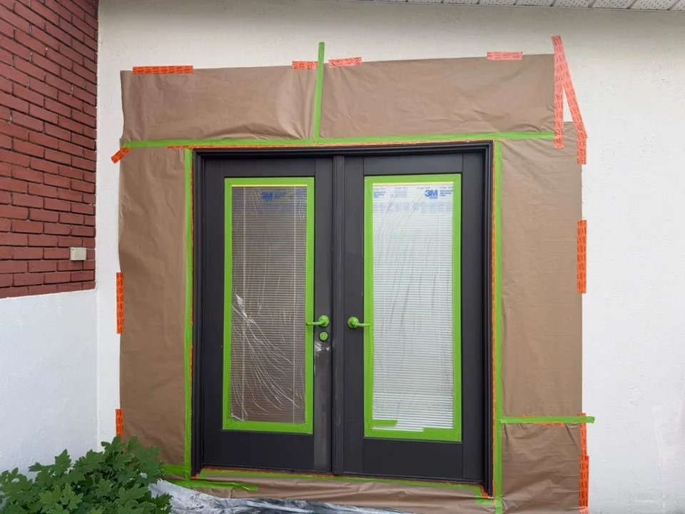 Protection autour des portes avant peinture — projet à Boucherville